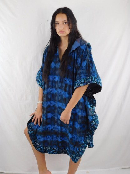 HAND-WOVEN HOODED PONCHO - Image 6